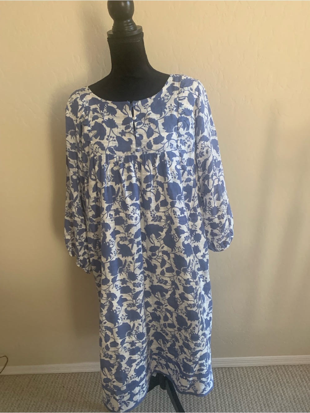 Women’s Blue and White Floral Peasant Top Dress Size X1 Tiny Self Covered Button